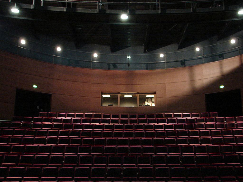 Outre un théâtre, le centre dispose de salles d'exposition, d'un studio d'enregistrement...
