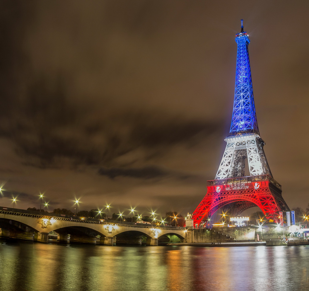 La Tour Eiffel se part de son plus bel habit, celui de nos valeurs
